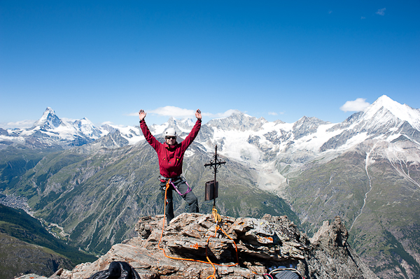 Undertecknad på toppen av Leiterspitzen med Matterhorn till vänster i bild och Weisshorn till höger.